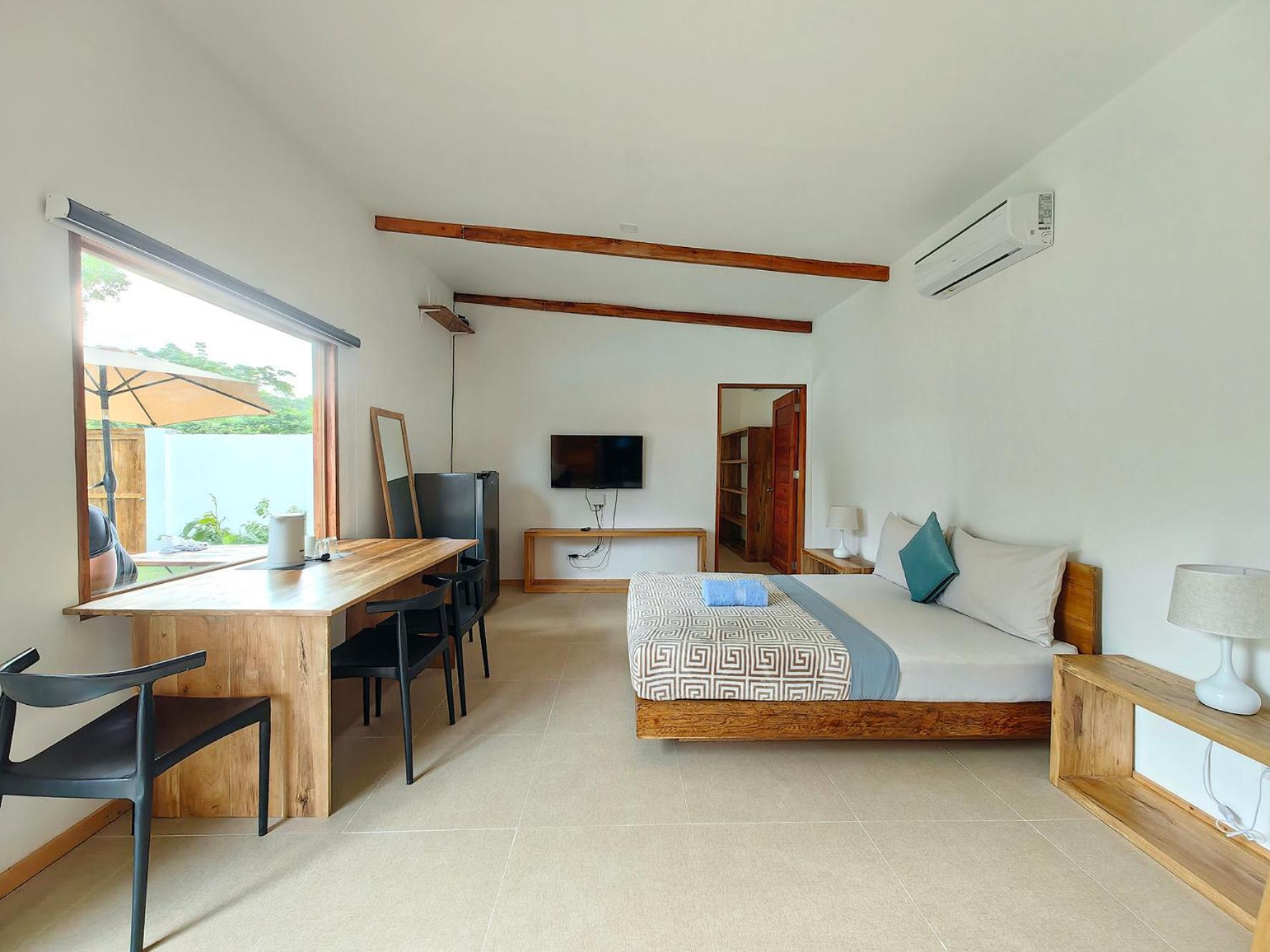 Island World Panglao Hotel Bagian luar foto