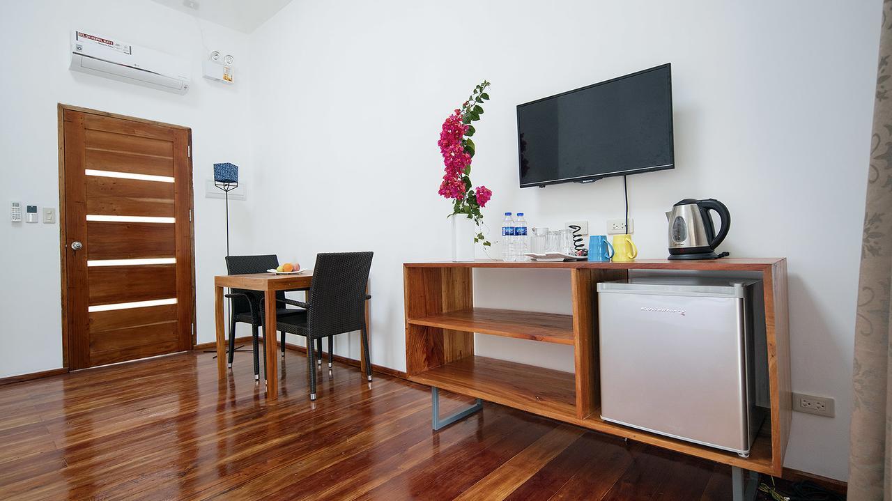 Island World Panglao Hotel Bagian luar foto